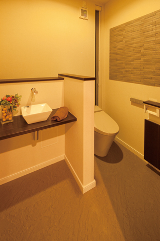 あえて広く取り、玄関 近くの手洗い場とし 9 ての機能も持たせた