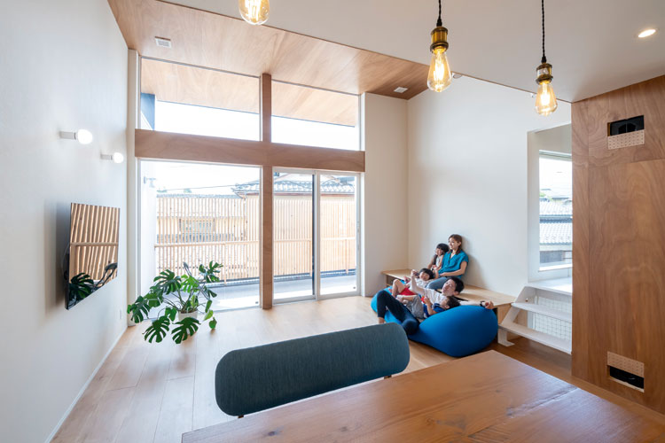ナカゴミ建設【自然素材、省エネ、間取り】小屋裏にある14畳用のエアコン1台で、家中の温度差がなくなり、きれいな空気が循環する。フラットにつながる広いベランダでベランピングも楽しめる