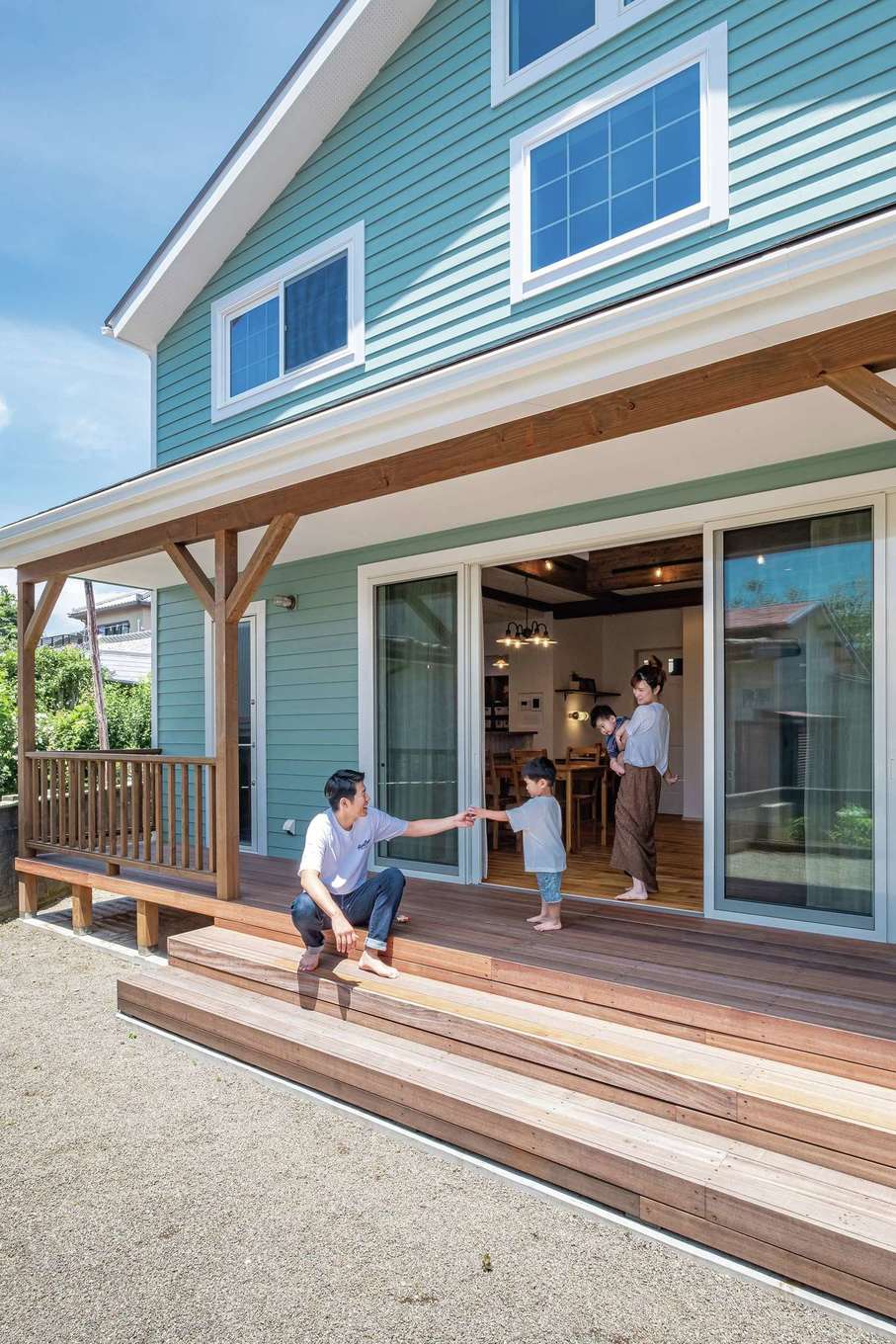 富士ホームズデザイン【デザイン住宅、間取り、スキップフロア】全面に渡されるカバードポーチは内と外をつなぎ、暮らしに豊かさを運ぶ。右手には物干し場。深い軒に守られているので、少々の雨なら出先でも安心