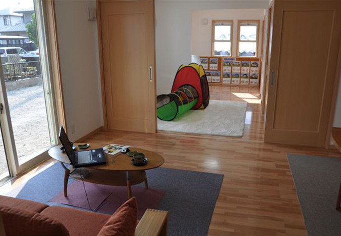 家の中心にあるリビングは家族が集まりやすく、いつも賑やか。木材の味わいの色調をを生かすように、壁は白っぽく仕上げた