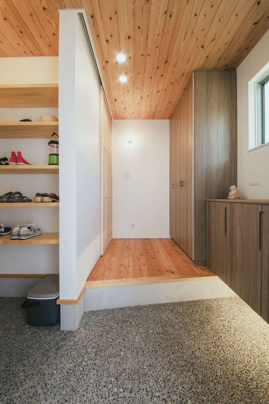 丸洋建設 ハウスオブハウス【和風、間取り、平屋】框（かまち）を斜めにしたことで、より広く使える玄関ホール
