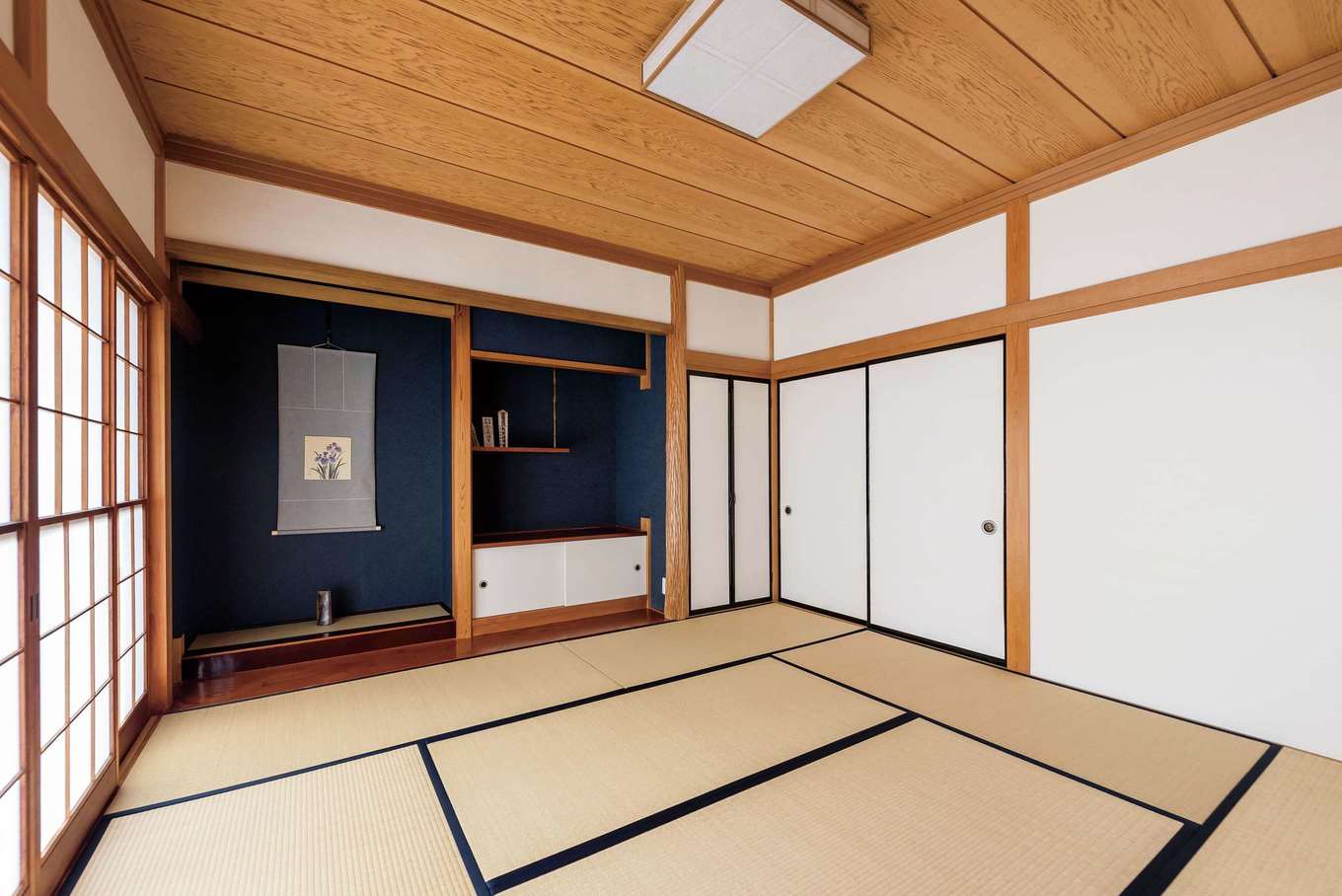 興友ハウス｜ご主人が好きなネイビーがアクセントカラーになっている和室。柱や雪見障子など良いものは残し、壁紙や襖、畳を取り替えた。