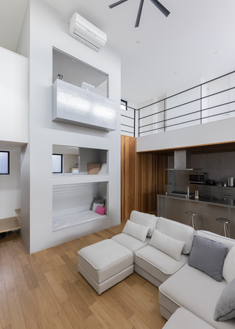 リビングの壁面に書斎とDENを一列に配置