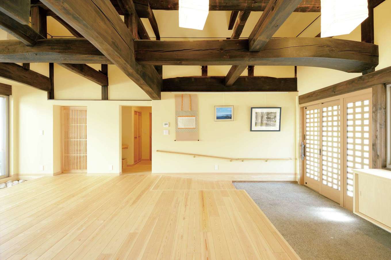 MABUCHI｜平屋とは思えないほどの開放感がある玄関ホール。車椅子対応の緩やかなスロープと手すりを設置