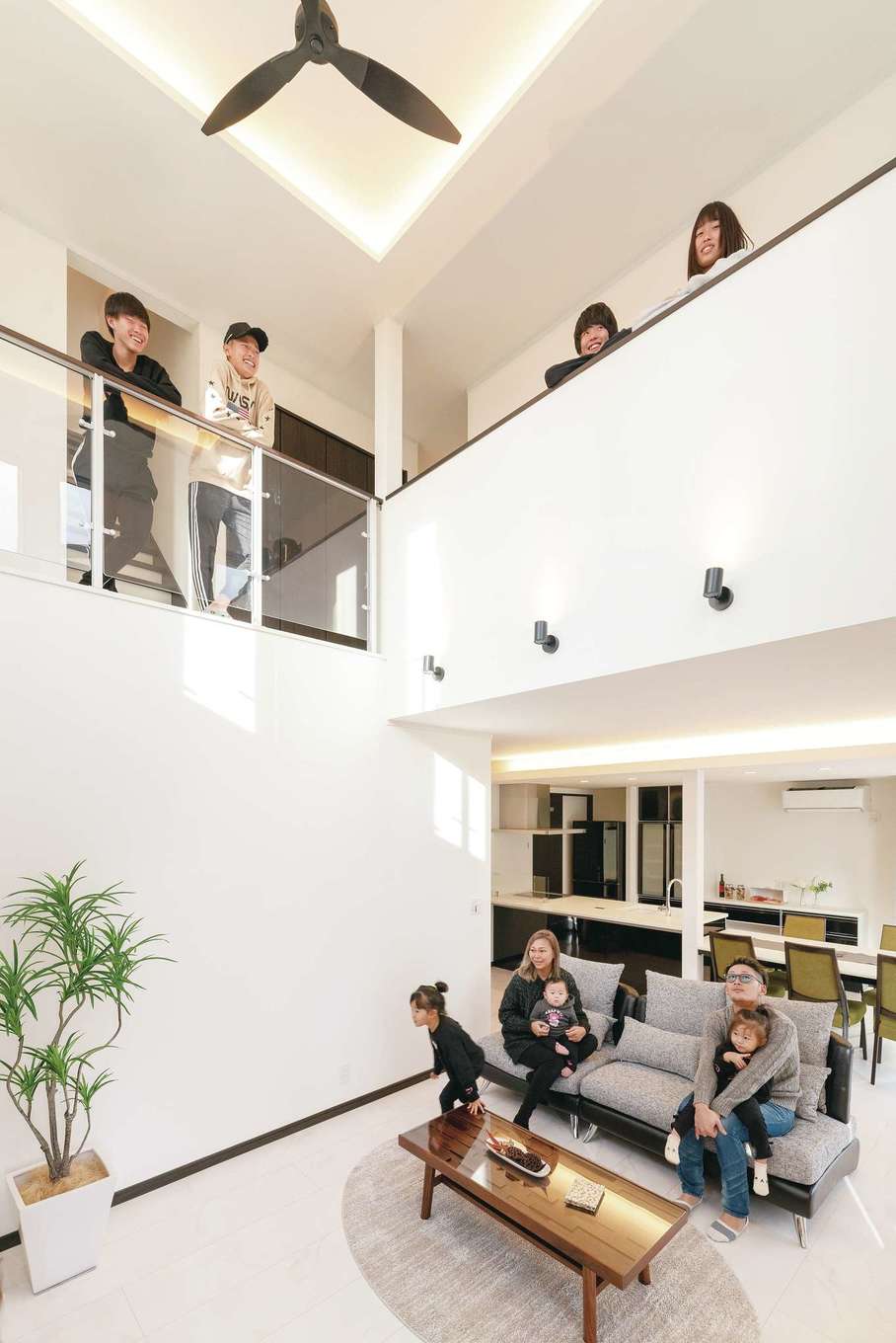 irohaco （アヴァンス）【デザイン住宅、子育て、間取り】上げ天井の吹き抜けが大空間をいっそう広々と見せてくれる。LDKの床は白い大理石調のパネルに。床暖房入りで、足元からぽかぽか