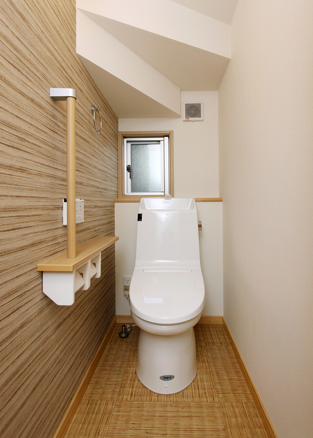 丸昇彦坂建設【デザイン住宅、間取り、インテリア】木彫柄のクロスが柔らかな雰囲気を作り出している。窓枠と笠木、巾木の素材の統一感もポイント