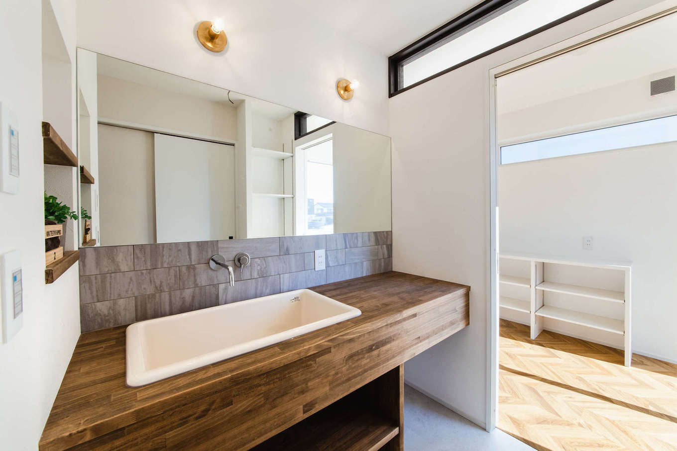 Select工房【デザイン住宅、間取り、平屋】横幅1.8mと広々とした洗面カウンターは造作。病院などで使われるTOTOの実験用シンクを組み合わせて、ヴィンテージ感漂う仕上げにしている