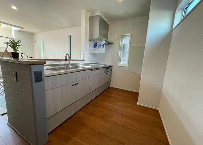 キッチンには手元が隠れるカウンターを造作で。照明のスイッチや