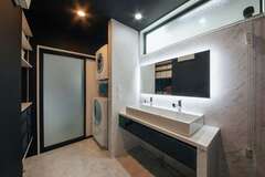 洗面台はワイドサイズで水栓も2つ。朝の身支度時間が重なっても、夫婦で同時に使えて便利