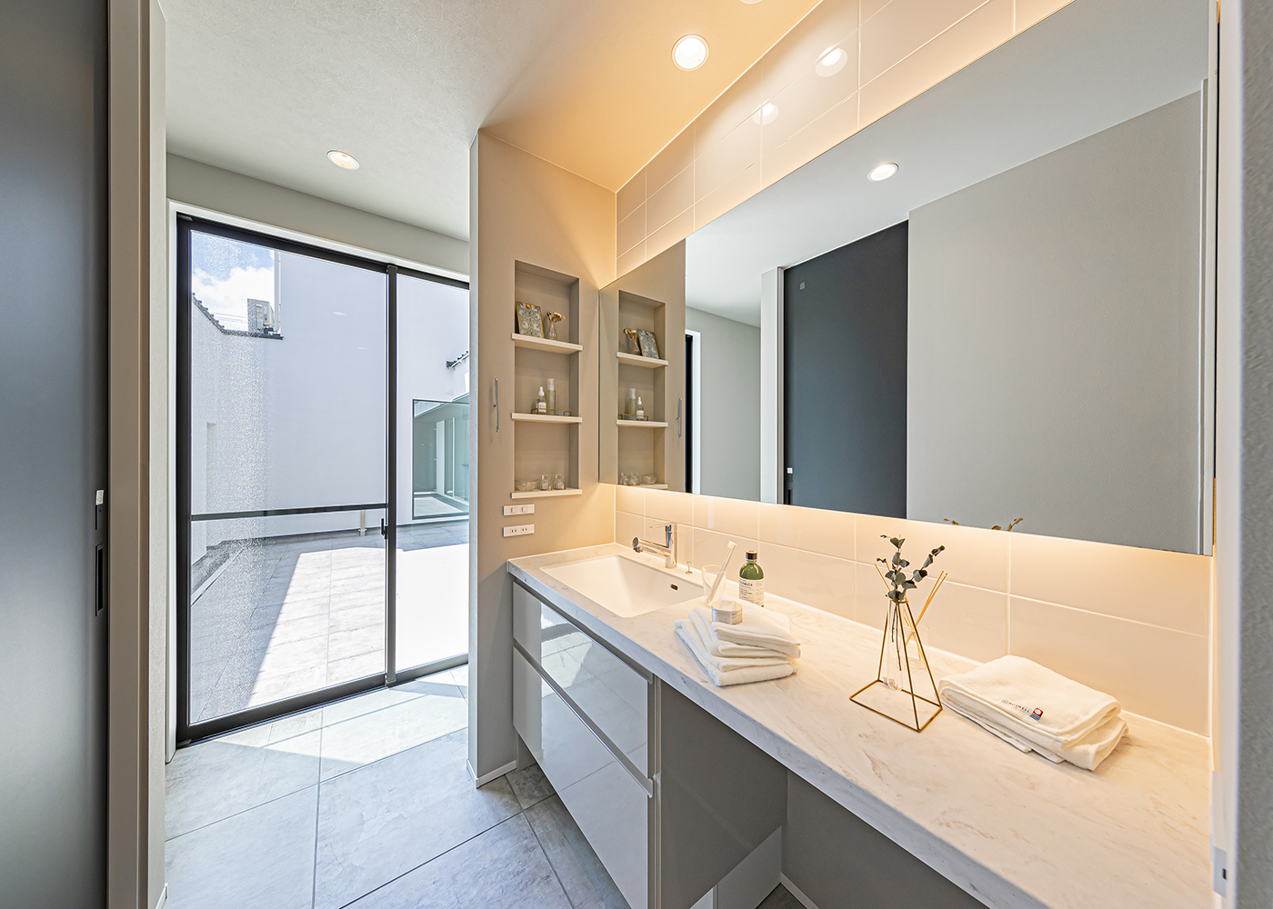 ARRCH アーチ【デザイン住宅、高級住宅、建築家】中庭に面したワイドな洗面スペース