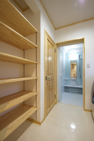 メテックス建築事務所【1000万円台、子育て、省エネ】お風呂前の脱衣所も天然木の造作家具がふんだんにしつらえられていて収納力抜群