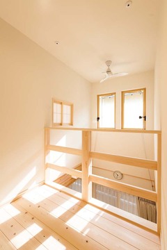 ホールは室内の物干し場にも。子ども部屋の小窓から声がこぼれる