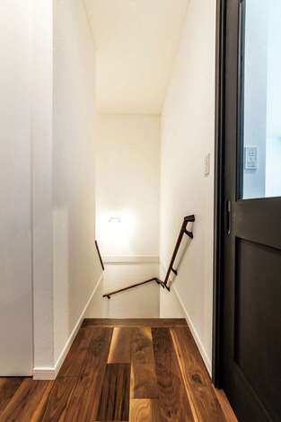 買い物から帰って荷物を持って上ってもストレスのない広い階段