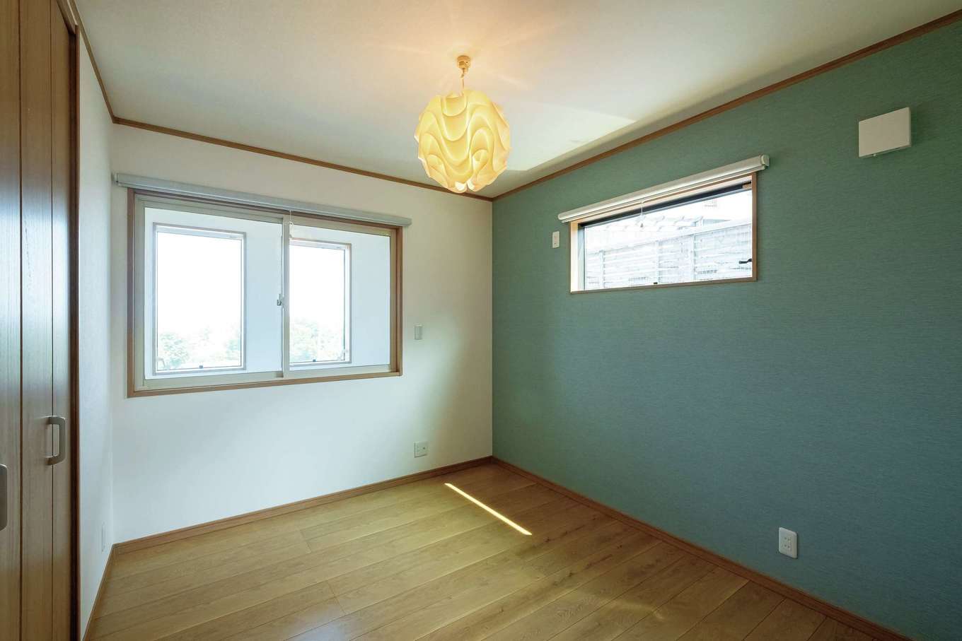 ＩＤＫ 住まいの発見館【趣味、省エネ、インテリア】子ども部屋。吹き抜けに面した左の窓は、冷暖房効率を上げるために設置