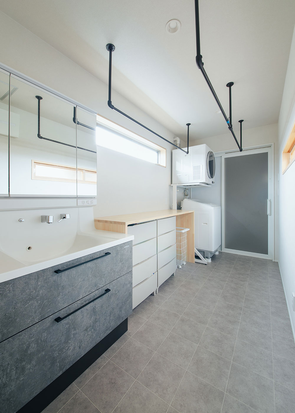 フジモクの家（富士木材）【子育て、間取り、平屋】洗面脱衣室には作業台を造作。物干しも充実