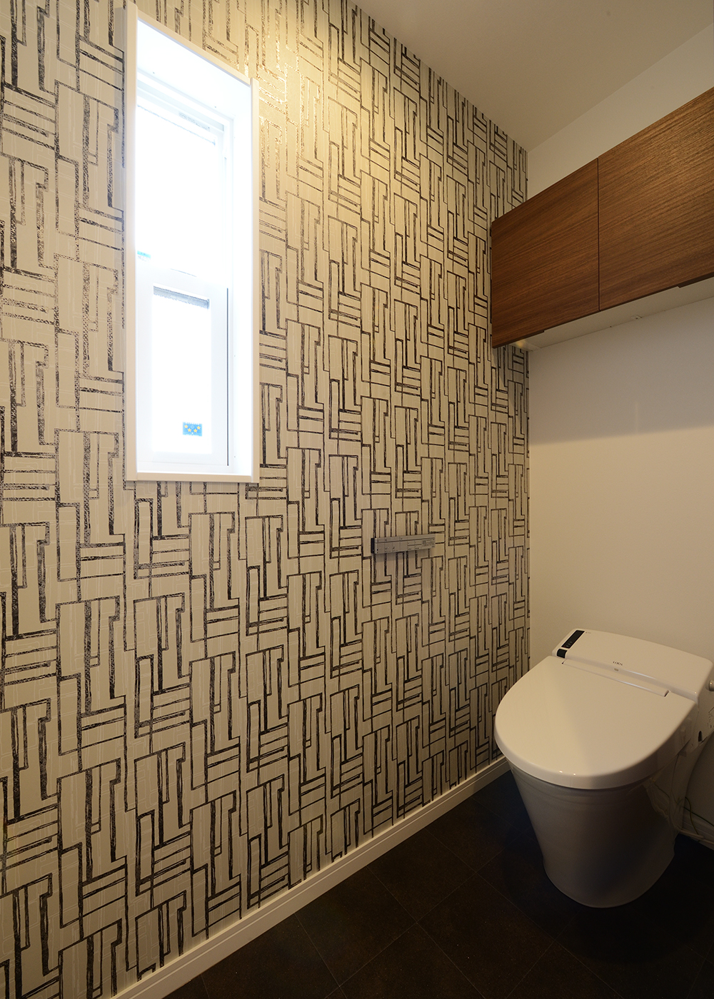 Yamaguchi Design 【収納力、二世帯住宅、間取り】トイレ、アクセントクロス