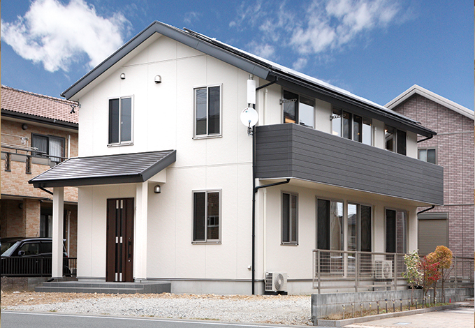 サイエンスホーム【1000万円台、デザイン住宅、二世帯住宅】総２階建ての堅牢でシンプルな外観。南に面したベランダも広い