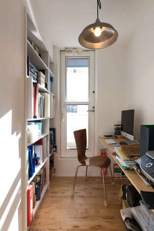 2階に設けたご主人と奥さま共用の書斎は、ドアのないオープンスタイル。パソコンに向かう時も、階下で過ごす家族の気配を感じられる