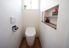 壁の厚みを利用しトイレットペーパーや芳香剤が置けるニッチを作った