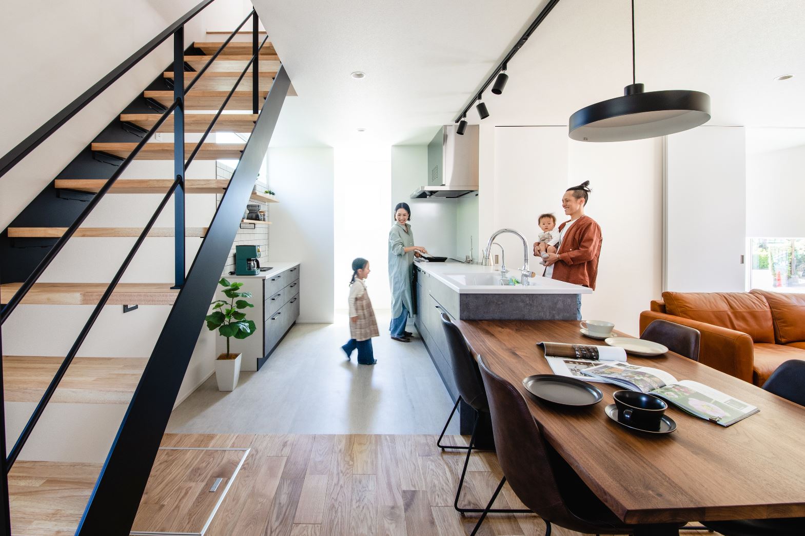 S.CONNECT（エスコネクト）【デザイン住宅、収納力、間取り】リビング階段で空間を有効活用。スケルトンにすることで視線が奥へと抜けていく