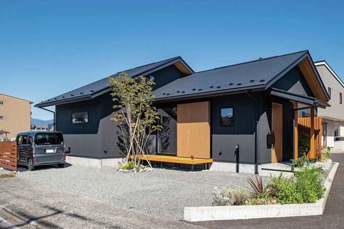 掃き出し窓に可動式の格子を設置。外観のアクセントにも