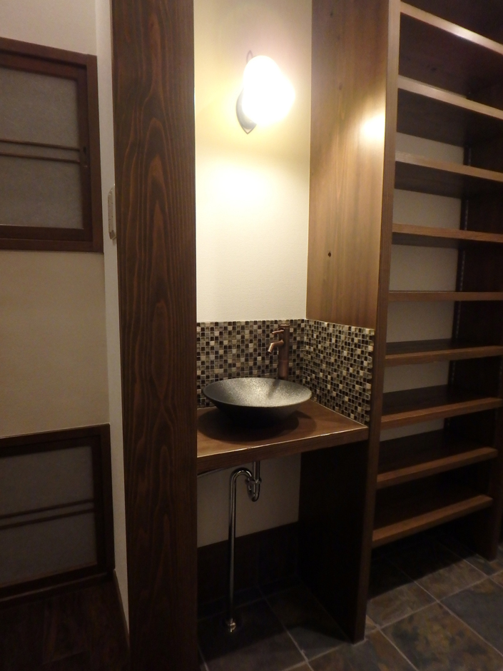 TDホーム静岡西 ウエストンホームズ【デザイン住宅、自然素材、間取り】家族が使用するシュークロークには手洗い器も。ただいまと共に手を洗う事ができる