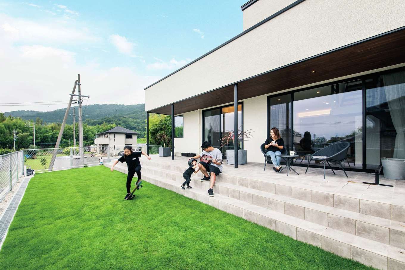 内田建設【デザイン住宅、趣味、間取り】リゾート感あふれるタイル貼りのテラスは、BBQや子ども用プールなど、アウトドアリビングとしてフル活用できる