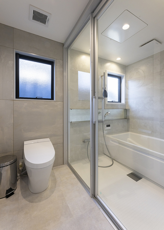 ガラス張りの浴室にトイレが隣接