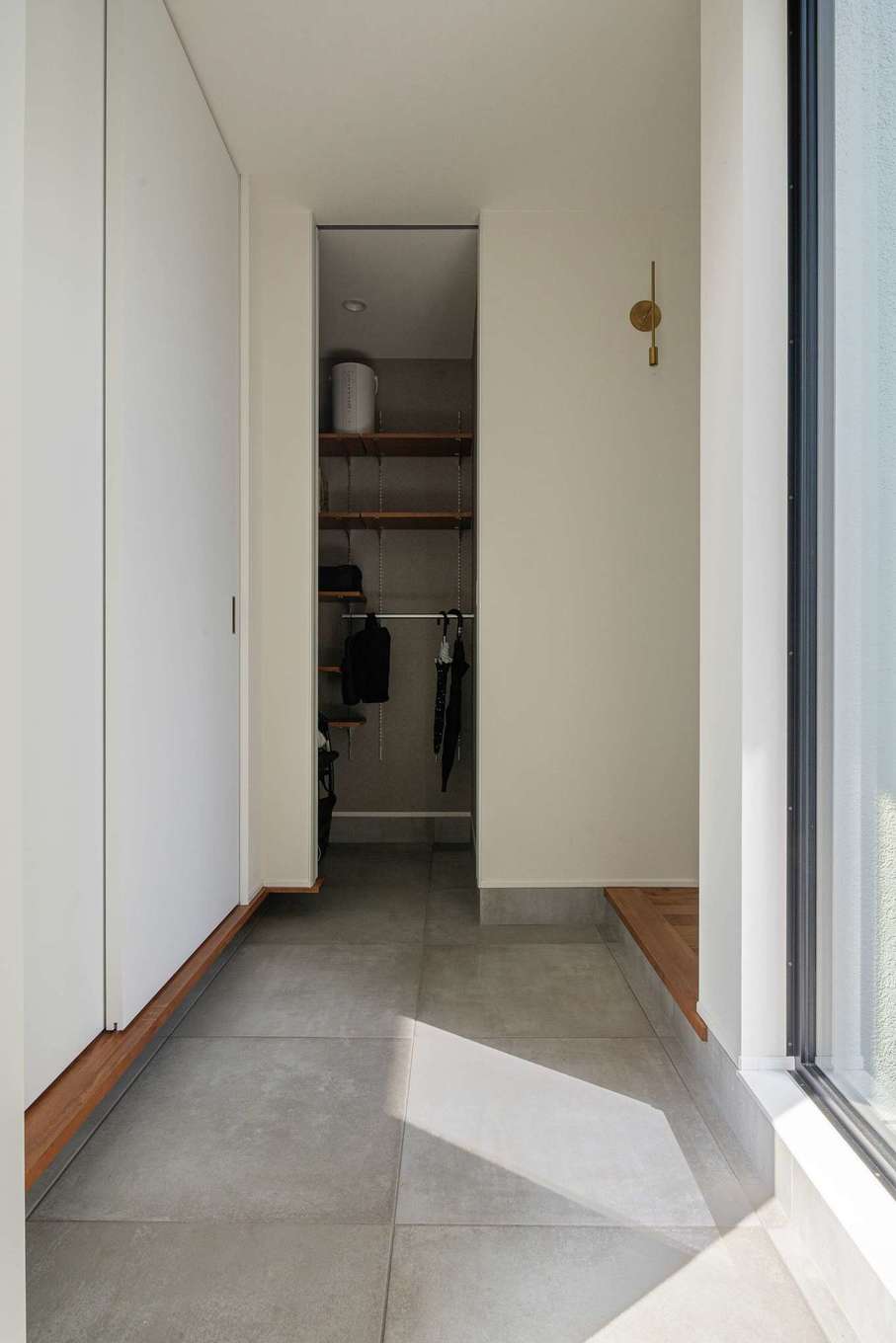 ハウスプラン（R＋house沼津・富士）【デザイン住宅、省エネ、建築家】玄関には天井まで届く大容量のシューズボックスと、ベビーカーも収納できる土間収納を設けている