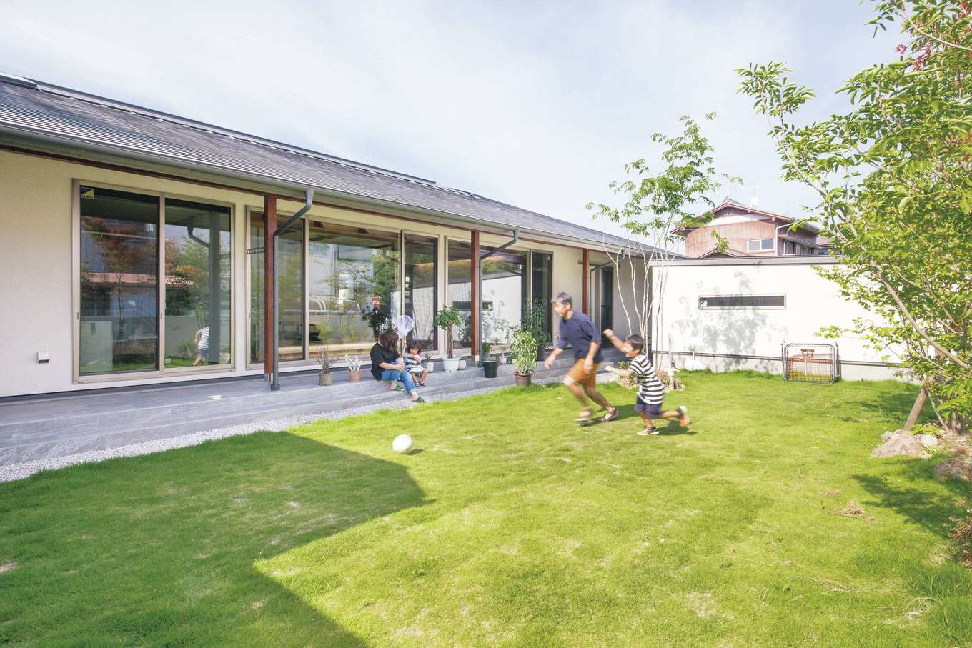 神谷綜合建設 カミヤの家【デザイン住宅、子育て、和風】昔ながらの情緒を感じる大屋根はF邸の象徴。出幅が1間（約180cm）もある軒は、夏の日差しを遮り風もよく通す。庭は趣味のサッカーができるよう芝を張った