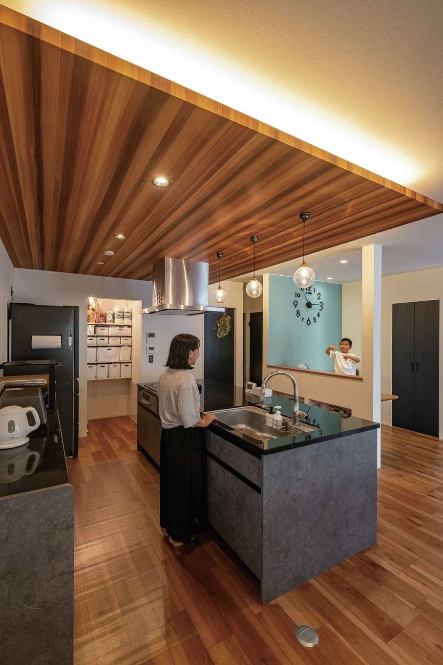 臼幸産業【デザイン住宅、省エネ、間取り】天然水晶を主成分とした天板で高級感のあるアイランドキッチン
