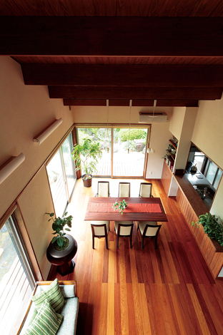 小屋裏からLDKを見下ろす。この開放感は家族の宝物