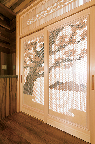 櫻 工務店【和風、自然素材、高級住宅】桜をモチーフにした組子の建具。1 枚作るのに1か月はかかるという見事な建具は家の価値を高めてくれる。ずっと残したい価値ある一枚だ