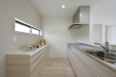 清潔感溢れるキッチンは、標準仕様のクリナップ STEDIA。食器やストック収納に役立つ機能的なカップボートが並び、家事ラク設計になっている。飽きの来ないシンプルなデザインも魅力的。