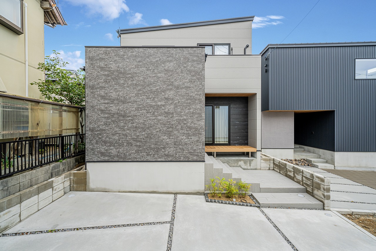 グレーでカッコよく仕上げた外観