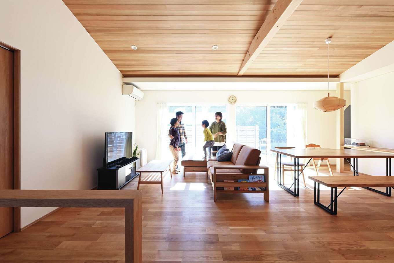 神谷綜合建設 カミヤの家【デザイン住宅、和風、平屋】南面に配した幅2.7mの大きな窓から、たっぷりの光が差し込む。窓の桟（さん）を目立ちにくくすることで、すっきりとした印象に