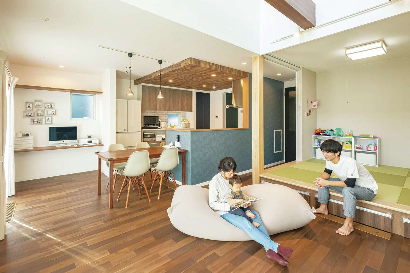 イデキョウホーム【省エネ、間取り、屋上バルコニー】大らかな空間だが段差や素材で役割がわけられ、居心地がいい。畳の下の収納は赤ちゃんグッズ入れに重宝