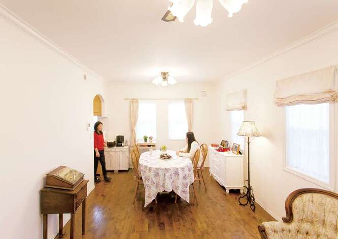 アルダー材19mmの床は落ち着いたアッシュカラーで、アンティーク家具との相性もいい。断熱性の高いオリジナル樹脂サッシは洋館のアクセントに