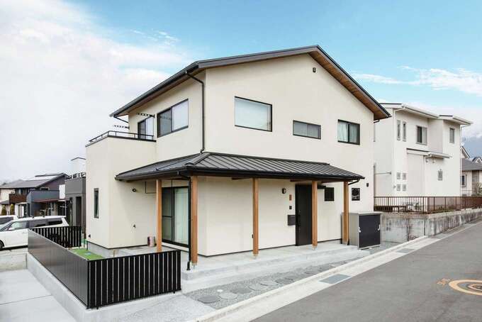 フジモクの家（富士木材）｜安心感あるフォルムが、住まい手の人柄を感じさせる。ご主人の希望で軒を出したが、和に寄り過ぎないようにした