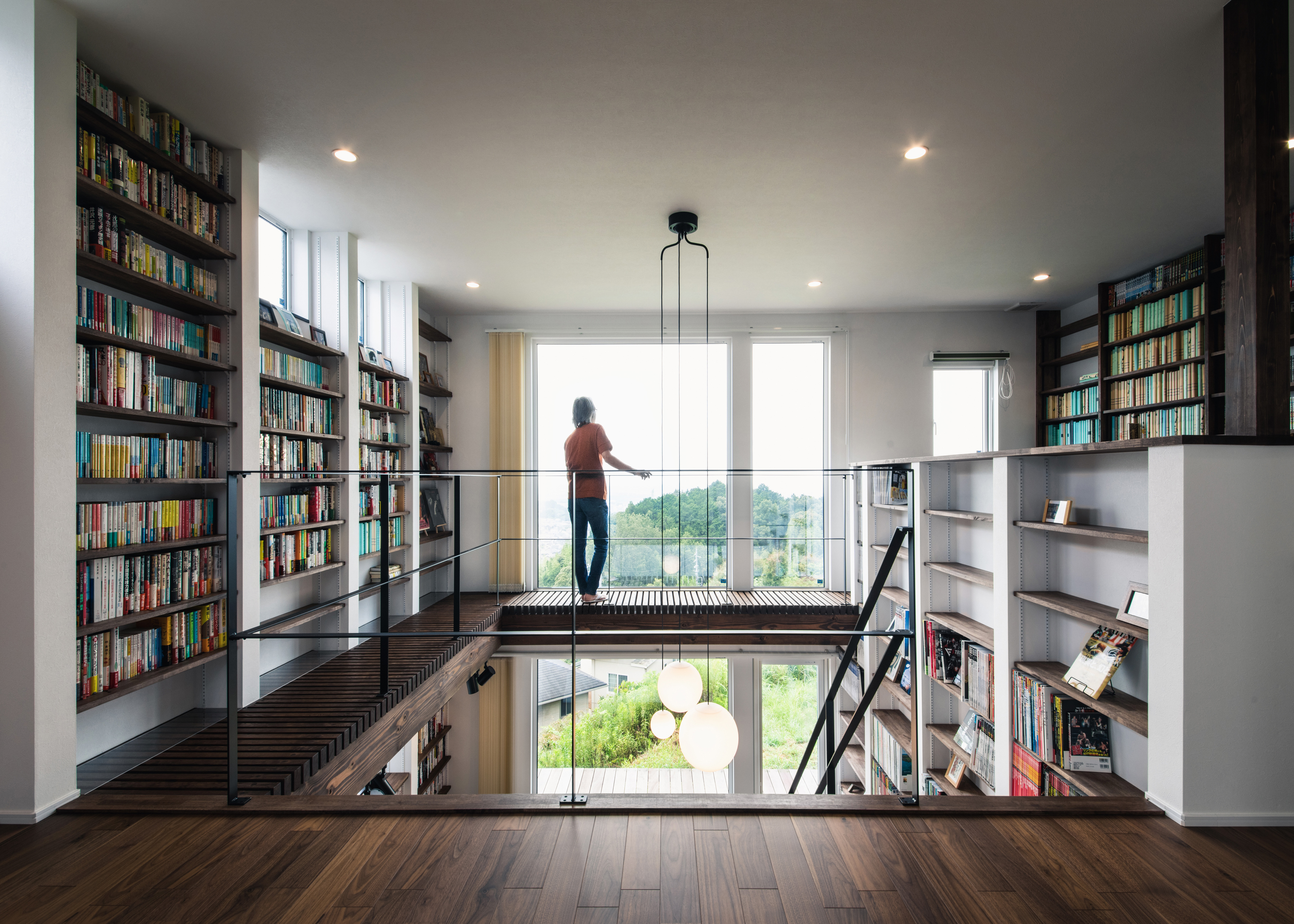 小幡建設【デザイン住宅、収納力、趣味】2階部分の本棚は、キャットウォークを利用して。室内から見える景観を邪魔しないよう、アイアンの手すりをできるだけ細くした