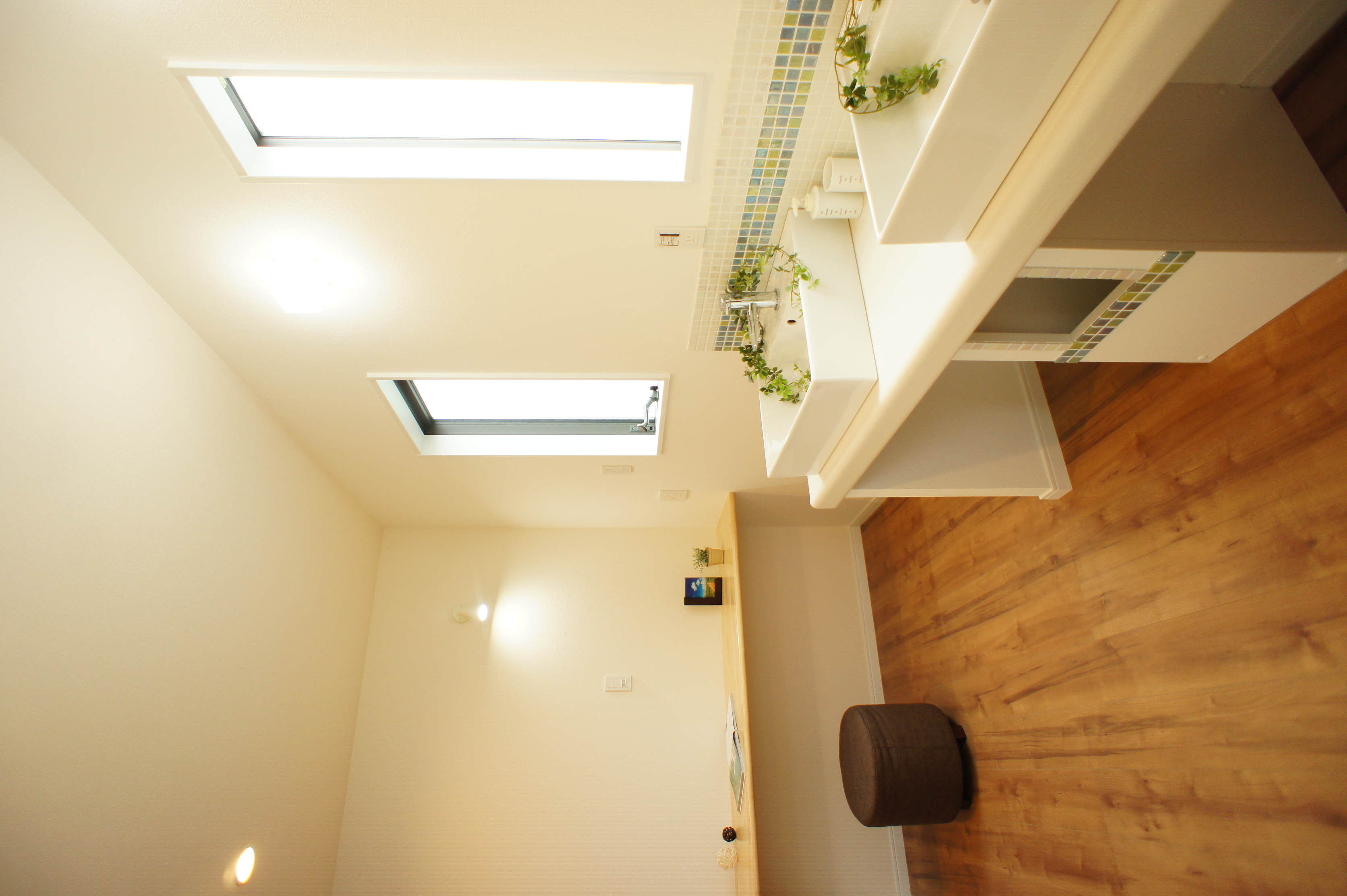 小野田産業～designers house project～｜広々とした洗面スペース。2つの洗面ボウルが配置され、家族で使いやすく便利。清潔感があり、窓からの自然光で明るい雰囲気。