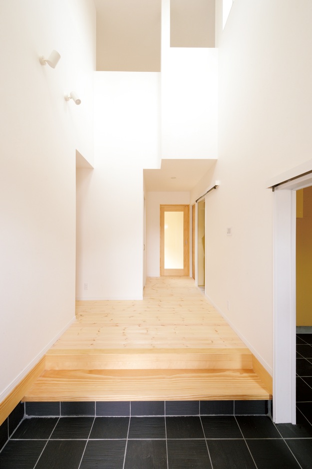 内田建設｜吹き抜けのある開放的な玄関横にシューズクロークを増築