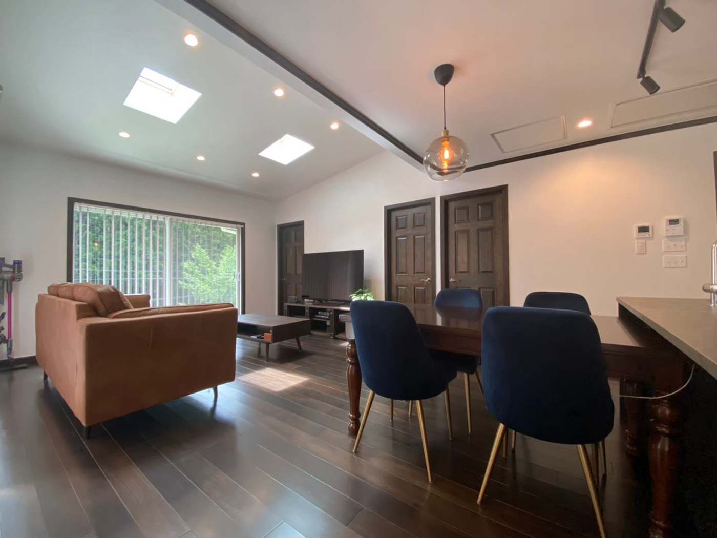 ジェネラルアメリカンホーム【デザイン住宅、平屋、ガレージ】天井のモールディングがアクセントになりモダンな雰囲気のダイニング