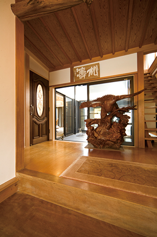 和の趣きの中に洋の ドアを組み込みレトロモダンな雰囲気を演出