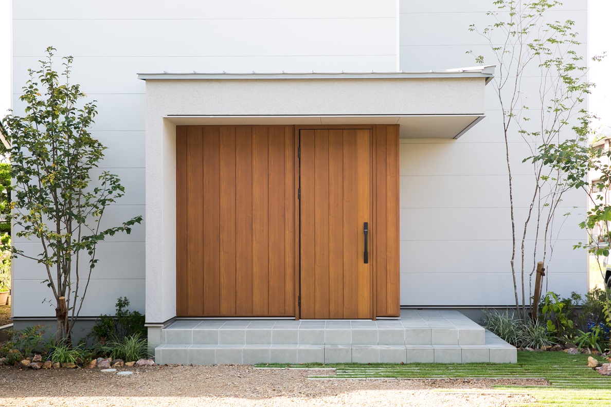 シンプル｜玄関ドアと全く同じデザインの外壁を採用。
造作でつくった玄関ドアのようなきれいな外観。