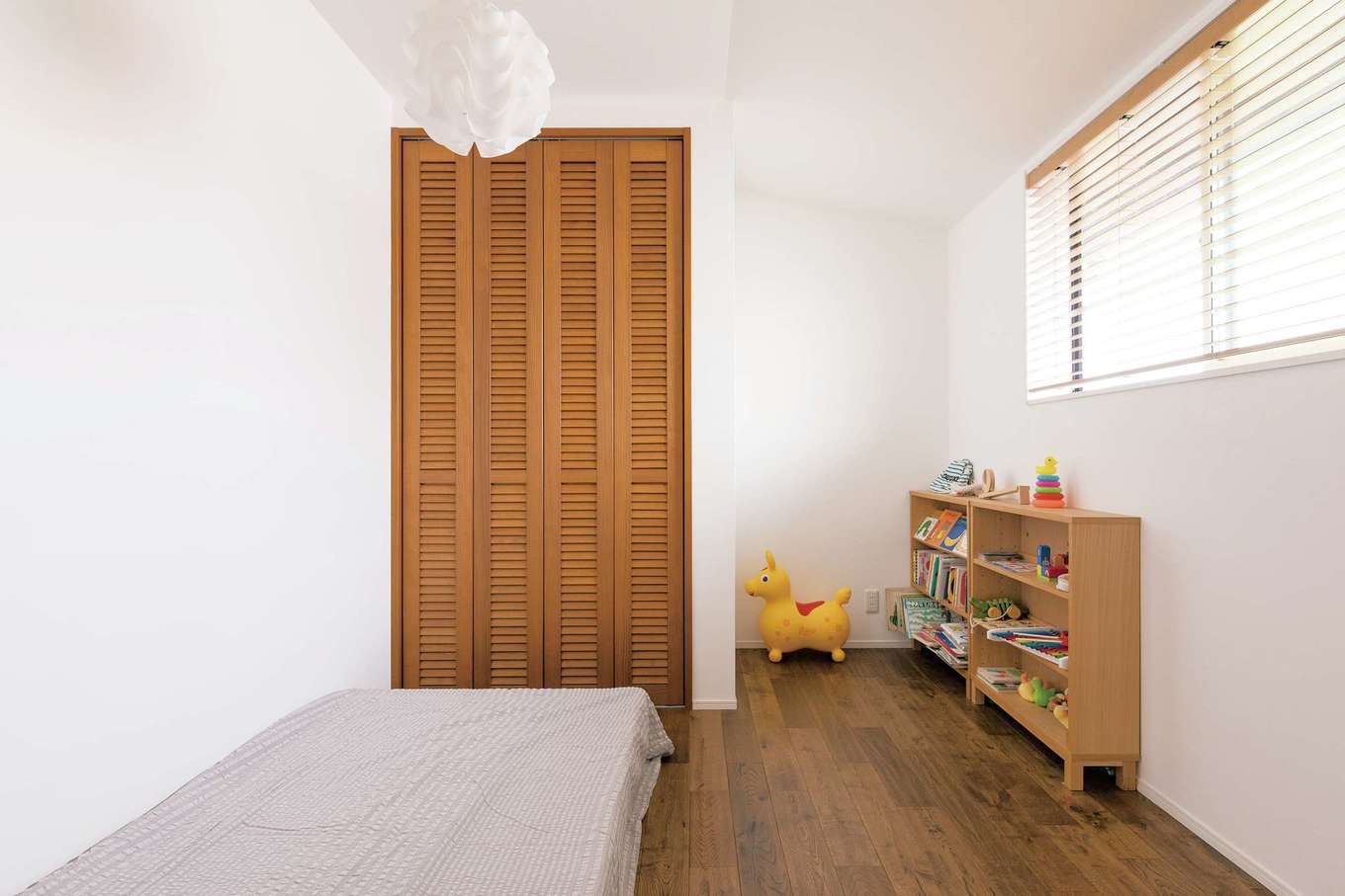 nattoku住宅｜リビングに隣接した日当たり抜群の子ども部屋。床に付く数々のキズも味わいになっていく