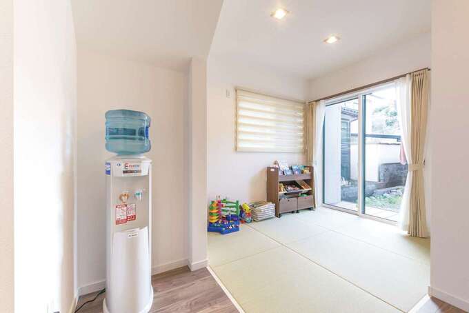 仏間を設けた畳コーナーには、水回りから直接出られるウッドデッキも。洗濯物を洗う・干す・たたむがこの一角で完結できる