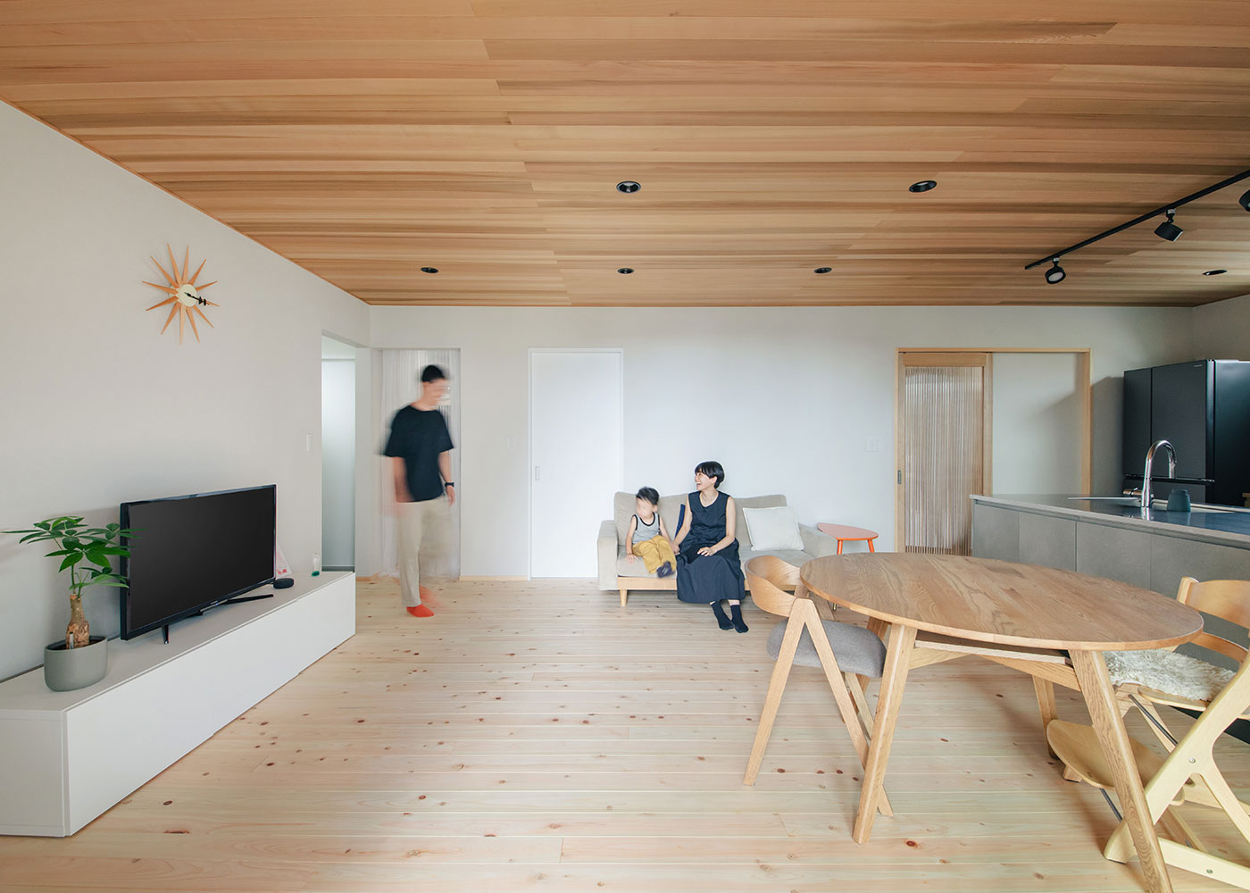 フジモクの家（富士木材）【子育て、自然素材、平屋】設計士の提案で天井全面に無垢を張り正解