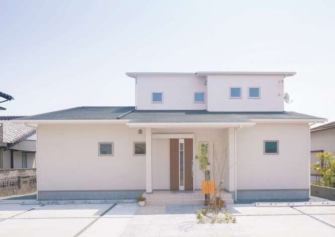 抑えられた屋根勾配が、安心感を感じさせる。通り側を閉じ、窓の形をそろえることで、適度なモダンさも添えられる