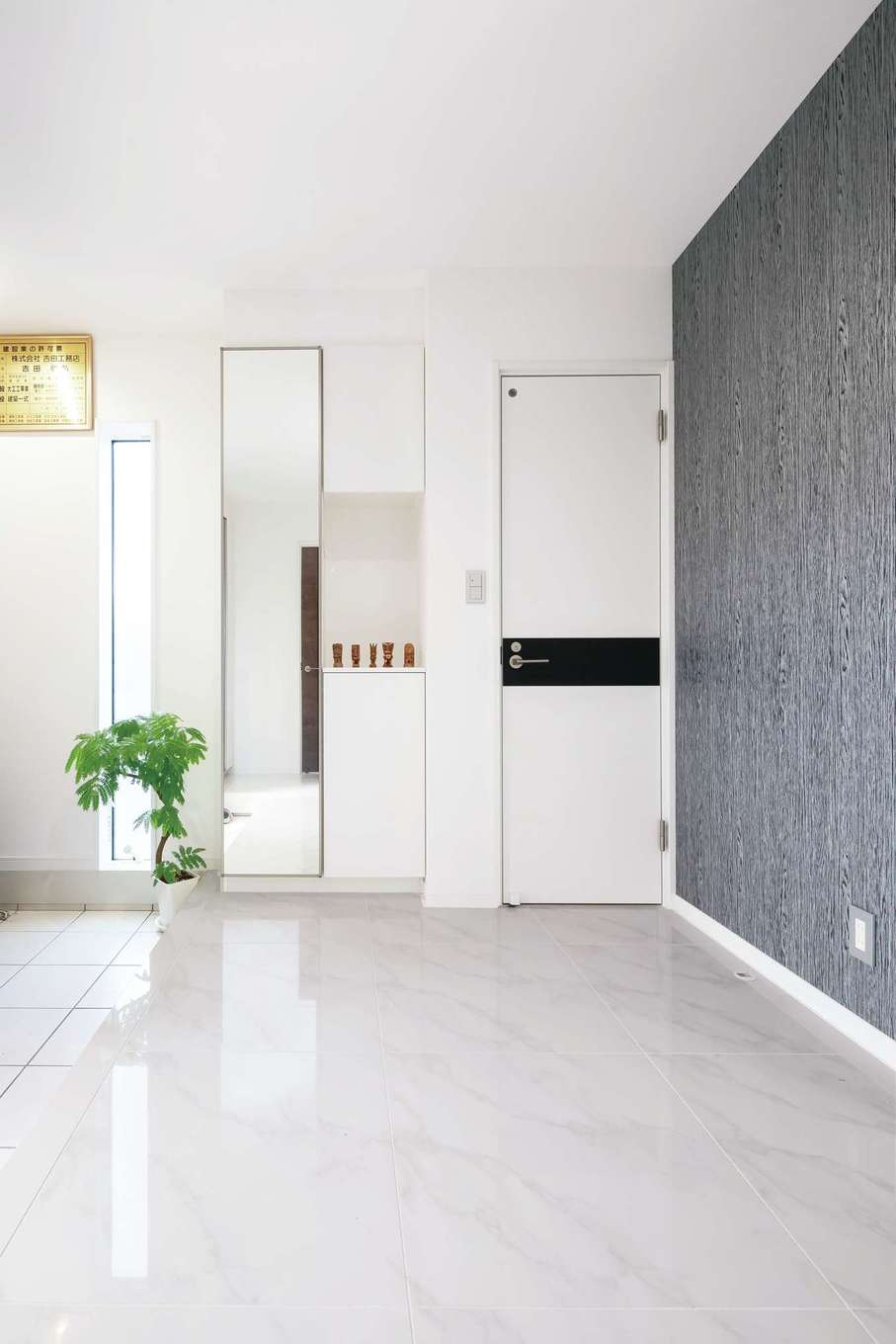 アフターホーム【デザイン住宅、二世帯住宅、間取り】大理石の床に陽光がきらめくラグジュアリーな玄関ホール